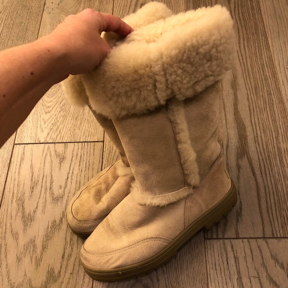 UGG Vintage "Sundancer" Style Sheepskin Boots